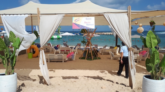 אירוע על החוף עם גלי חוף