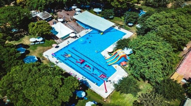 תצלום אווירי של הבריכה בשרון לאירועים